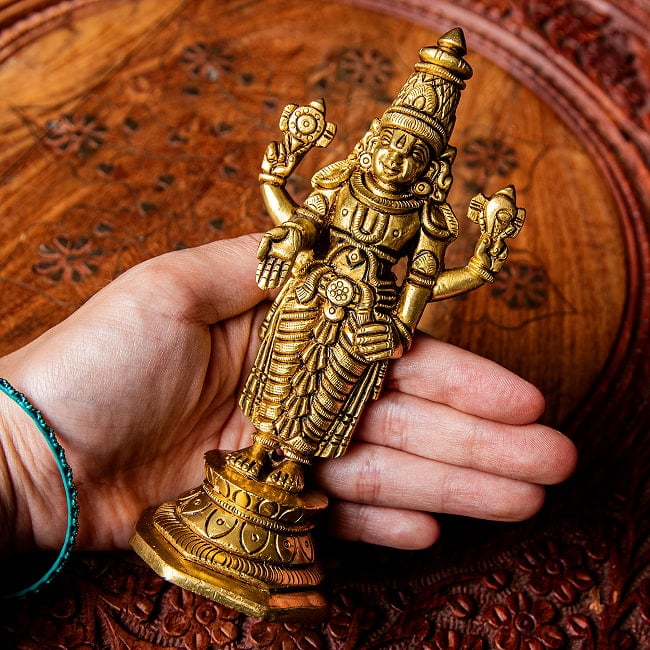 バラジ / ヴェンカテーシュヴァラ　ヴィシュヌ神　立像　Balaji /Venkateshvara  Vishnu ブラス製　高さ：約14cm 12 - 手に取るとこれくらいの大きさです。