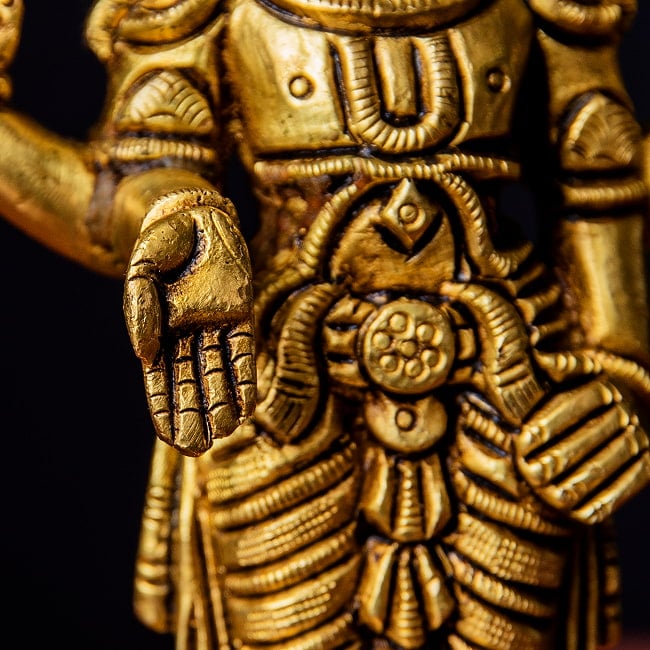 バラジ / ヴェンカテーシュヴァラ ヴィシュヌ神 立像 Balaji /Venkateshvara Vishnu ブラス製 高さ:約14cm 3 - 「畏れることなかれ」という意味の与願印をとっています。