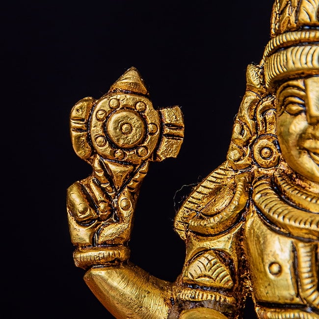 バラジ / ヴェンカテーシュヴァラ ヴィシュヌ神 立像 Balaji /Venkateshvara Vishnu ブラス製 高さ:約14cm 4 - ヴィシュヌ神の武器であるチャクラを持っています