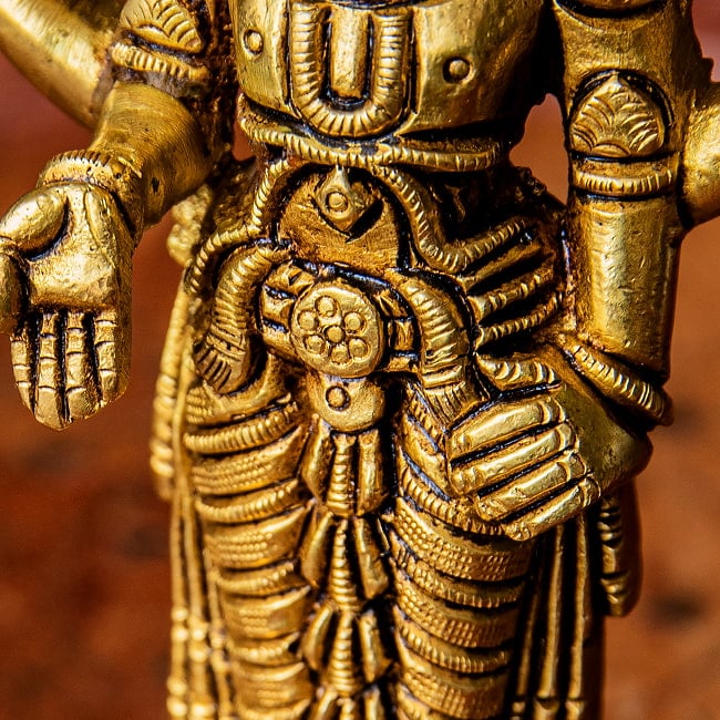 バラジ / ヴェンカテーシュヴァラ ヴィシュヌ神 立像 Balaji /Venkateshvara Vishnu ブラス製 高さ:約14cm 6 - 反対側の手は腰に当てて、堂々とした立ち姿。