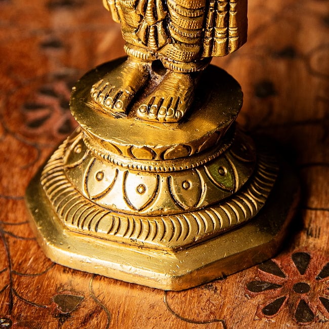 バラジ / ヴェンカテーシュヴァラ ヴィシュヌ神 立像 Balaji /Venkateshvara Vishnu ブラス製 高さ:約14cm 9 - 台座と足元もしっかりとしています。