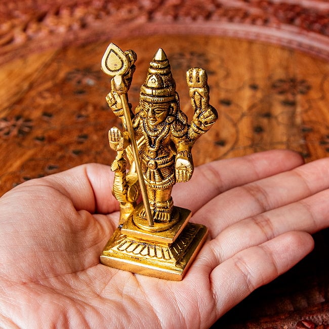 ムルガン　小サイズ　カルティケーヤ　スカンダ　軍神　Murugan / Kartik ブラス製　高さ：約7cm 10 - 手に取るとこれくらいの大きさです。