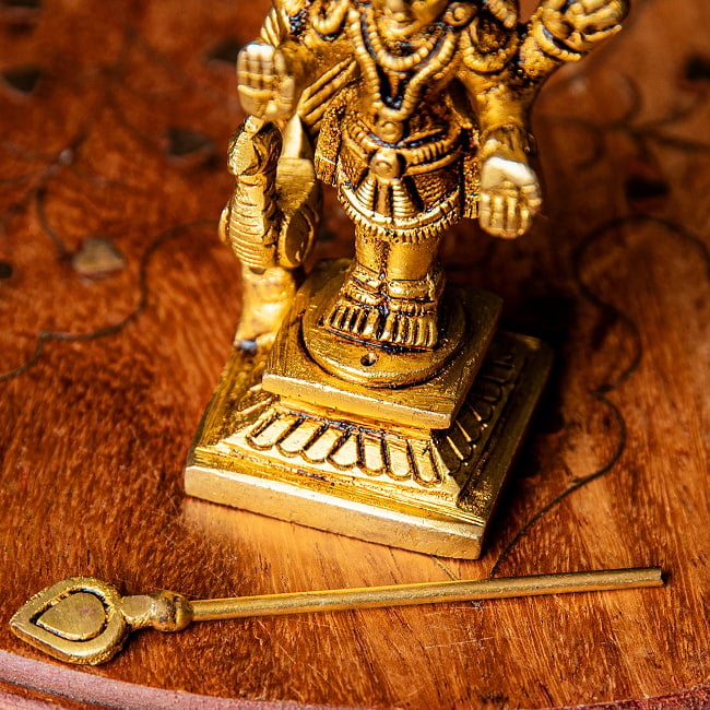 ムルガン 小サイズ カルティケーヤ スカンダ 軍神 Murugan / Kartik ブラス製 高さ:約7cm 8 - ヴェルの先端を入れるための小穴がありますが、とても小さいのでやや不安定です…