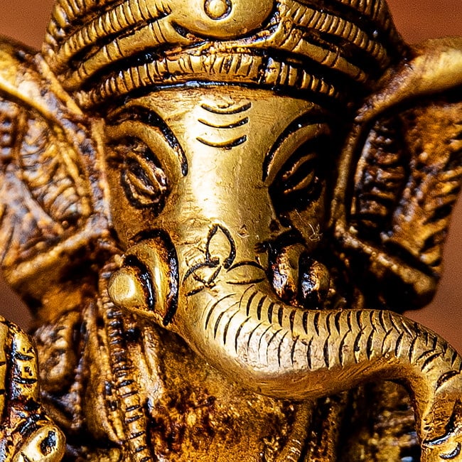 ガネーシャ シンプル台座 小さめ 坐像 Ganesha ブラス製 高さ:約6cm 2 - 顔の拡大写真です