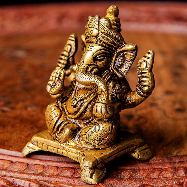 ガネーシャ シンプル台座 小さめ 坐像 Ganesha ブラス製 高さ:約6cm 3 - 斜めから見てみました
