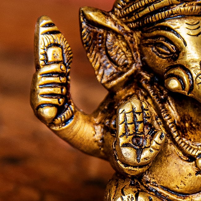ガネーシャ シンプル台座 小さめ 坐像 Ganesha ブラス製 高さ:約6cm 4 - 「畏れることなかれ」という意味の与願印をとっています。武器も持っています。