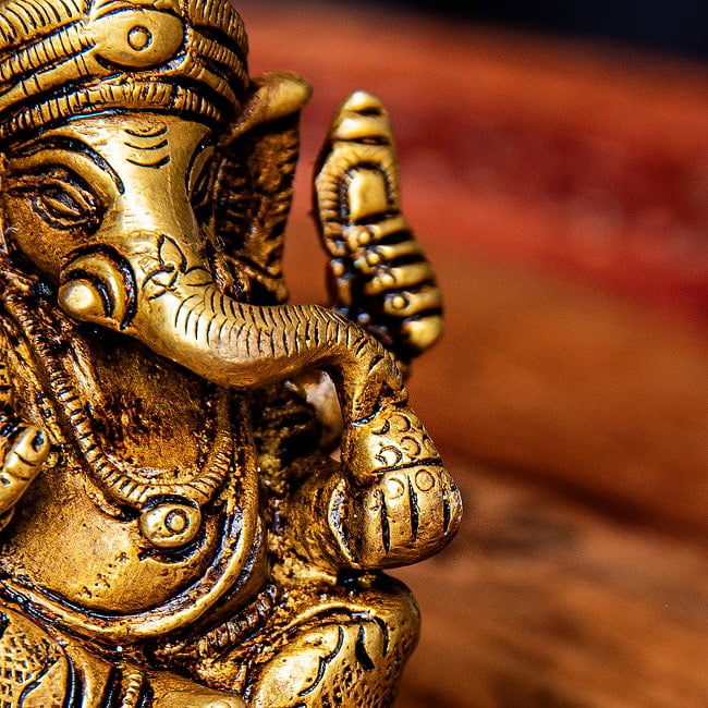 ガネーシャ シンプル台座 小さめ 坐像 Ganesha ブラス製 高さ:約6cm 5 - 甘いお団子菓子を掴んで食べています。