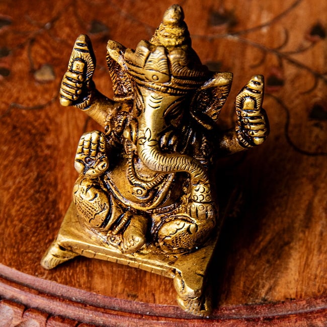 ガネーシャ シンプル台座 小さめ 坐像 Ganesha ブラス製 高さ:約6cm 7 - 上から見てみました。すっきりとした四角形の台座です