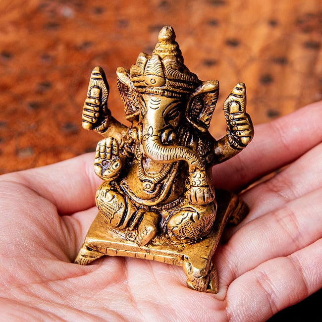 ガネーシャ シンプル台座　小さめ　坐像　Ganesha ブラス製　高さ：約6cm 9 - 手に乗せてみるとこのくらいの大きさです