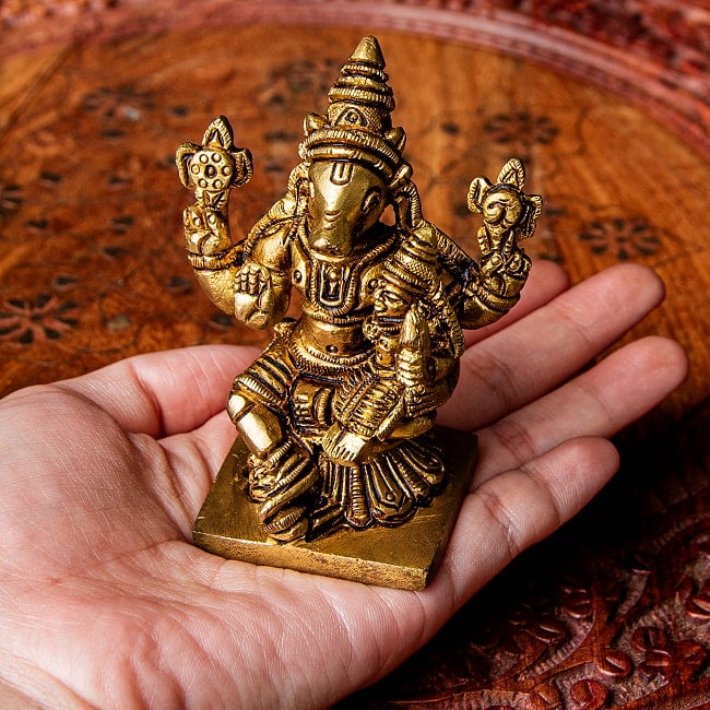 ヴァラ-ハ・ラクシュミー　ヴィシュヌ神の化身　　Varah Lakshmi  ブラス製　高さ：約7.8cm 12 - 手に取るとこれくらいの大きさです。