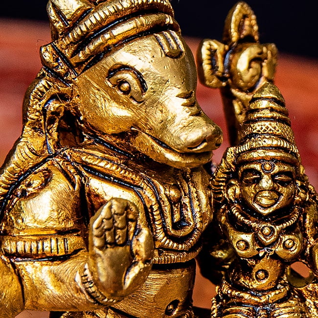 ヴァラ-ハ・ラクシュミー ヴィシュヌ神の化身 Varah Lakshmi ブラス製 高さ:約7.8cm 3 - イノシシの長い鼻。斜めから見てみました