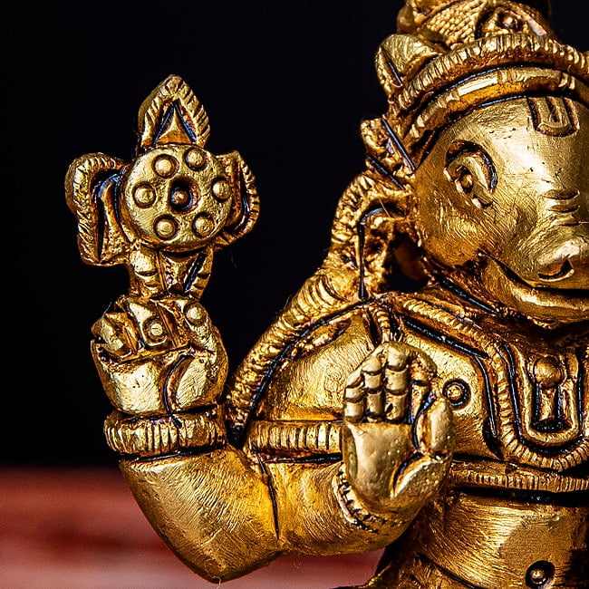 ヴァラ-ハ・ラクシュミー ヴィシュヌ神の化身 Varah Lakshmi ブラス製 高さ:約7.8cm 5 - ヴィシュヌ神の武器であるチャクラを持っています