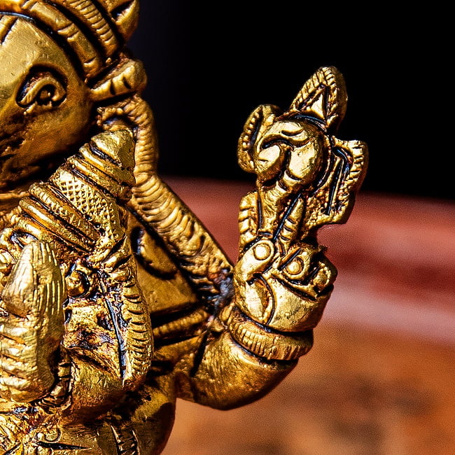 ヴァラ-ハ・ラクシュミー ヴィシュヌ神の化身 Varah Lakshmi ブラス製 高さ:約7.8cm 7 - 反対側の手では法螺貝を持っています