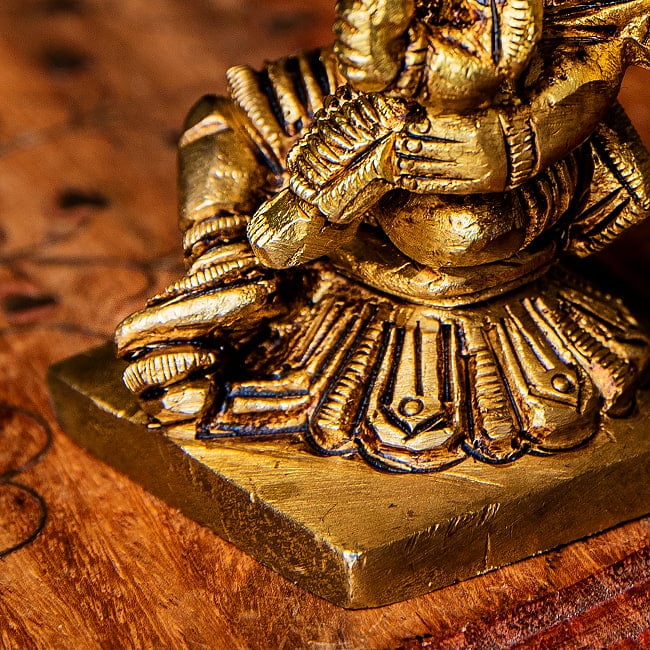ヴァラ-ハ・ラクシュミー ヴィシュヌ神の化身 Varah Lakshmi ブラス製 高さ:約7.8cm 8 - 足元の様子