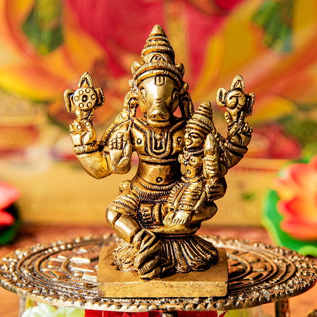 ヴァラ-ハ・ラクシュミー ヴィシュヌ神の化身 Varah Lakshmi ブラス製 高さ:約7.8cmの写真