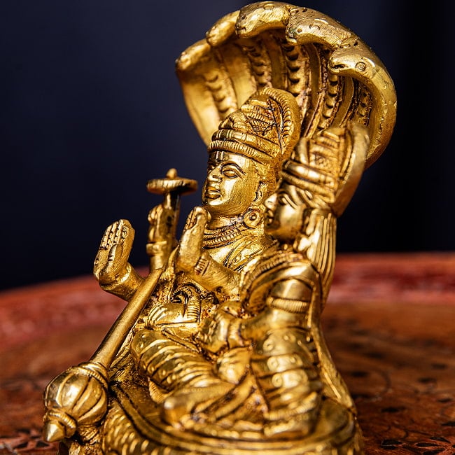 アナンタ竜の上で横たわる ヴィシュヌ ラクシュミー Vishnu Lakshmi ブラス製 高さ:約10cm 11 - アナンタ竜の上に寄り添っています