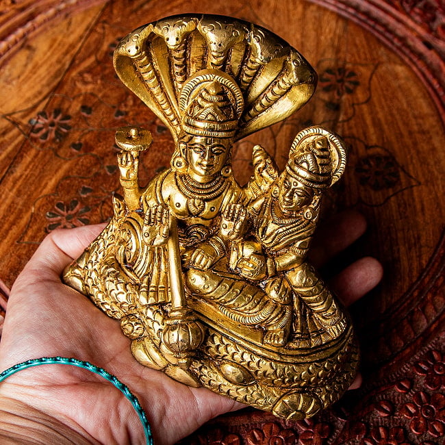 アナンタ竜の上で横たわる ヴィシュヌ ラクシュミー　Vishnu Lakshmi ブラス製　高さ：約10cm 13 - 手に取るとこれくらいの大きさです。