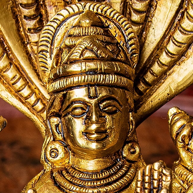アナンタ竜の上で横たわる ヴィシュヌ ラクシュミー Vishnu Lakshmi ブラス製 高さ:約10cm 2 - ヴィシュヌ神の顔の拡大写真です