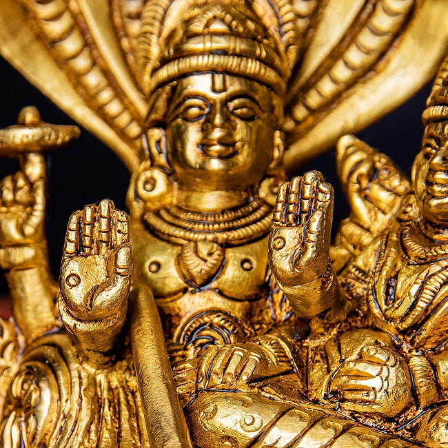 アナンタ竜の上で横たわる ヴィシュヌ ラクシュミー Vishnu Lakshmi ブラス製 高さ:約10cm 4 - お揃いで「畏れることなかれ」という意味の与願印をとっています。