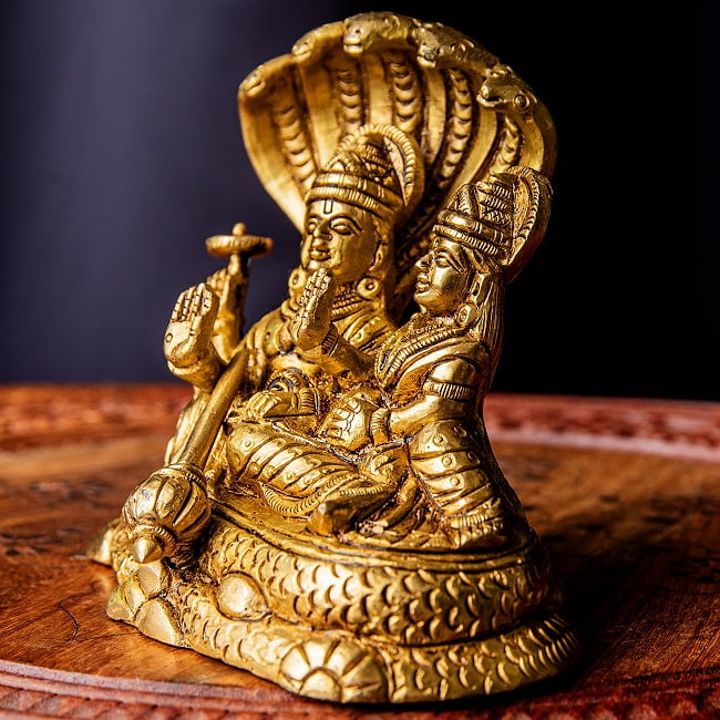 アナンタ竜の上で横たわる ヴィシュヌ ラクシュミー Vishnu Lakshmi ブラス製 高さ:約10cm 5 - 斜めから見てみました