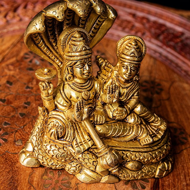 アナンタ竜の上で横たわる ヴィシュヌ ラクシュミー Vishnu Lakshmi ブラス製 高さ:約10cm 6 - 上の方からも見てみました。ゆったりと座っていますね