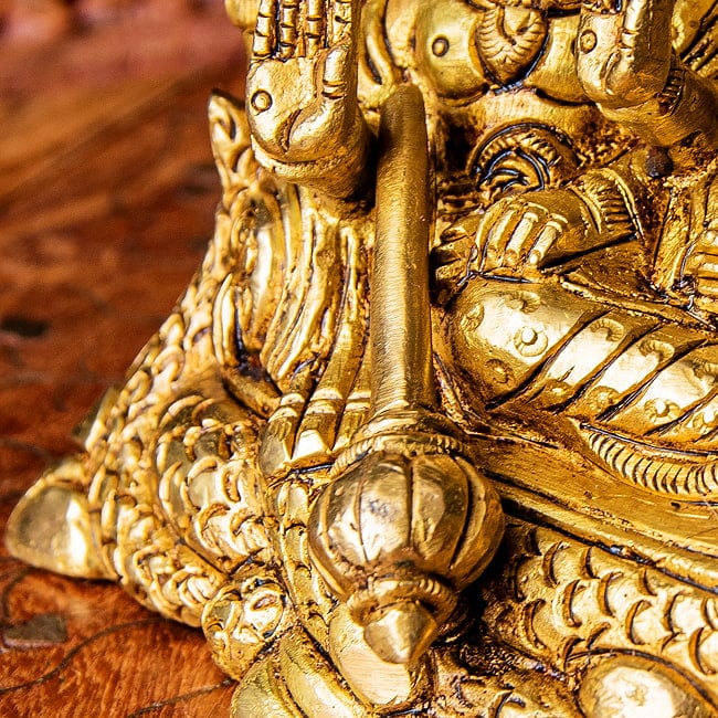 アナンタ竜の上で横たわる ヴィシュヌ ラクシュミー Vishnu Lakshmi ブラス製 高さ:約10cm 7 - ヴィシュヌ神の武器の棍棒を持っています
