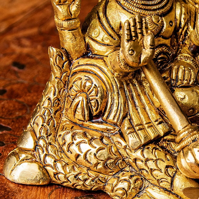 アナンタ竜の上で横たわる ヴィシュヌ ラクシュミー Vishnu Lakshmi ブラス製 高さ:約10cm 8 - 蛇のウロコの表現