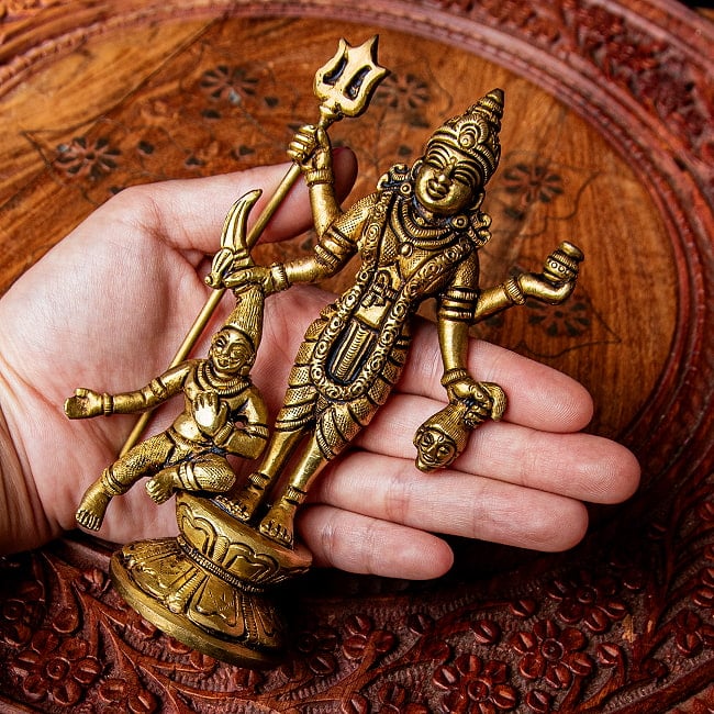 カーリー / マルサ・ナラヤニ　女神　立像　Kali　Mhalsa　Narayani　 ブラス製　高さ：約14cm 13 - 手に取るとこれくらいの大きさです。