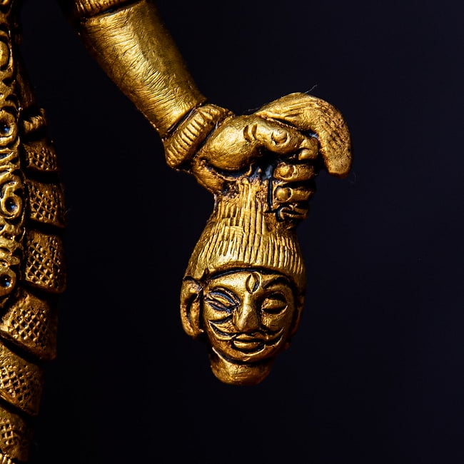 カーリー / マルサ・ナラヤニ　女神　立像　Kali　Mhalsa　Narayani　 ブラス製　高さ：約14cm 4 - 反対側の手にも悪魔の頭