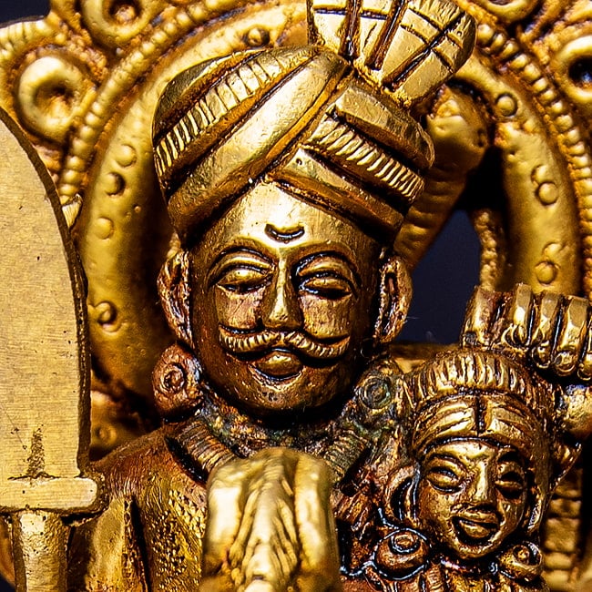 カンドーバ 馬に乗った神 シヴァ神の化身 Khandoba ブラス製 高さ:約15cm 2 - 顔の拡大写真です