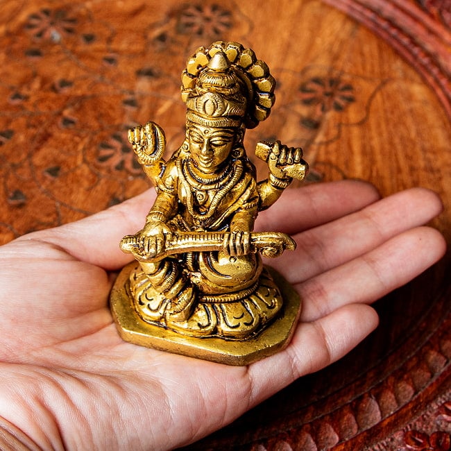 サラスヴァティ　坐像　六角形台座　Saraswati ブラス製　高さ：約7.5cm 10 - これくらいのサイズ感になります。