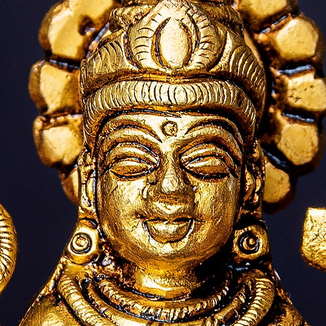 サラスヴァティ 坐像 六角形台座 Saraswati ブラス製 高さ:約7.5cm 2 - 顔の拡大写真です