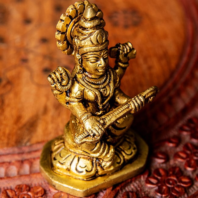 サラスヴァティ 坐像 六角形台座 Saraswati ブラス製 高さ:約7.5cm 5 - 別の角度から見てみました