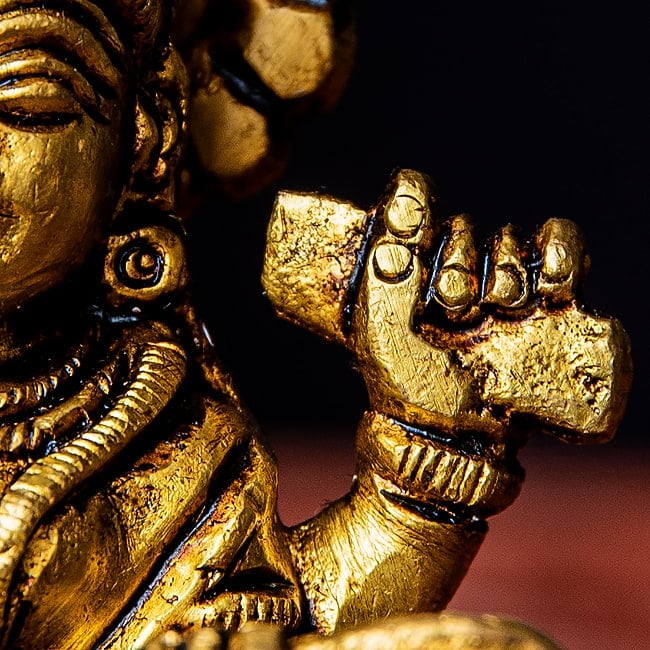 サラスヴァティ 坐像 六角形台座 Saraswati ブラス製 高さ:約7.5cm 6 - 左側では経典を持っています