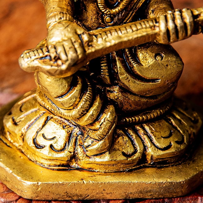 サラスヴァティ 坐像 六角形台座 Saraswati ブラス製 高さ:約7.5cm 8 - 足元の様子