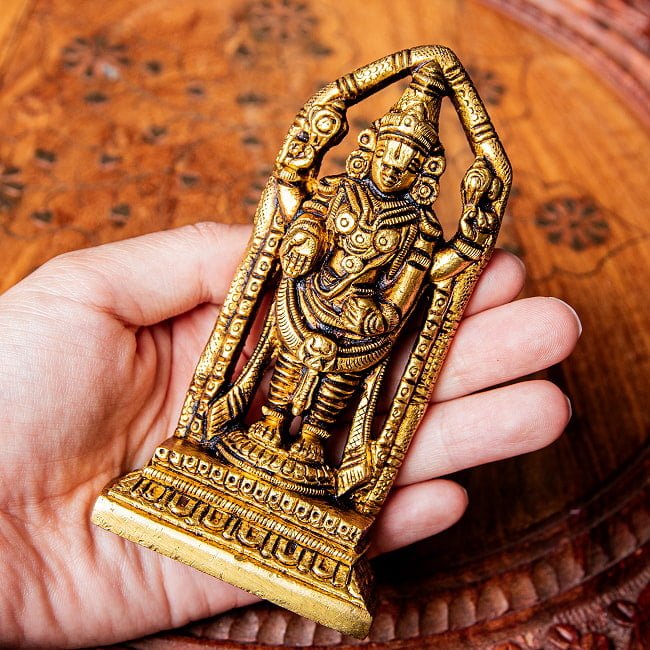 バラジ / ヴェンカテーシュヴァラ　ヴィシュヌ神　立像　Balaji /Venkateshvara  Vishnu ブラス製　高さ：約10.5cm 10 - 手に持ってみました。このくらいのサイズ感になります。