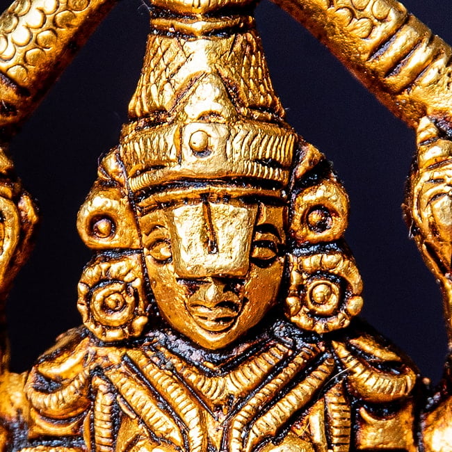 バラジ / ヴェンカテーシュヴァラ ヴィシュヌ神 立像 Balaji /Venkateshvara Vishnu ブラス製 高さ:約10.5cm 2 - 顔の拡大写真です