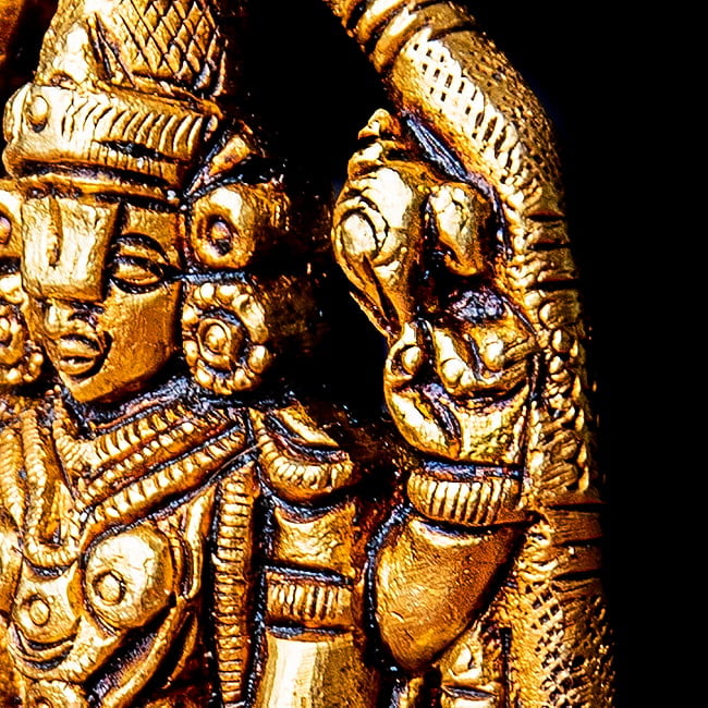 バラジ / ヴェンカテーシュヴァラ ヴィシュヌ神 立像 Balaji /Venkateshvara Vishnu ブラス製 高さ:約10.5cm 3 - ヴィシュヌ神の武器であるチャクラを持っています