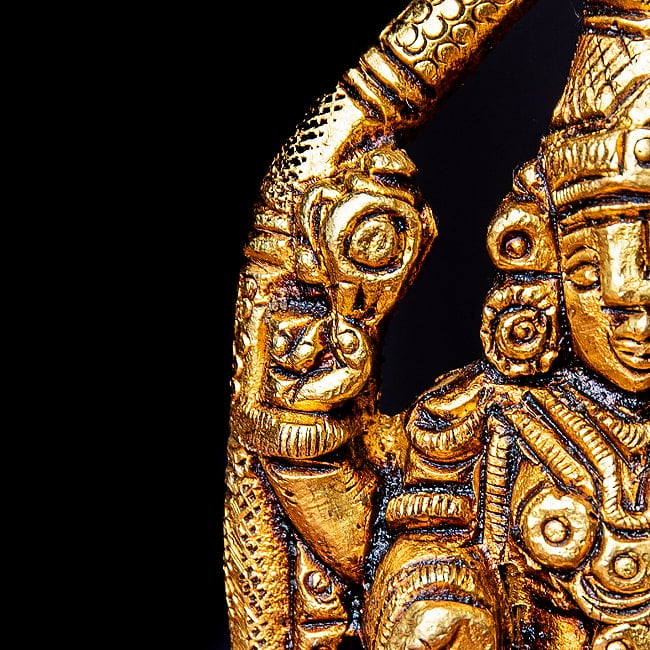 バラジ / ヴェンカテーシュヴァラ ヴィシュヌ神 立像 Balaji /Venkateshvara Vishnu ブラス製 高さ:約10.5cm 4 - 反対側の手では法螺貝を持っています