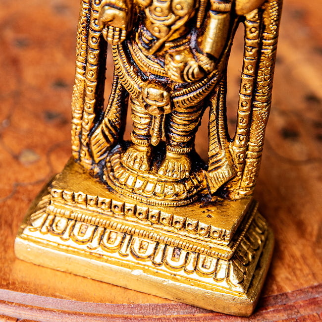 バラジ / ヴェンカテーシュヴァラ ヴィシュヌ神 立像 Balaji /Venkateshvara Vishnu ブラス製 高さ:約10.5cm 5 - 台座と足元もしっかりとしています。