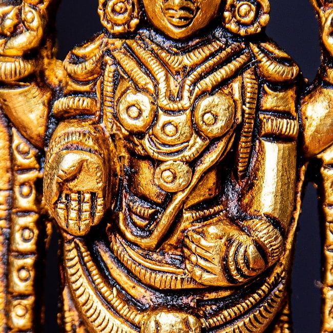 バラジ / ヴェンカテーシュヴァラ ヴィシュヌ神 立像 Balaji /Venkateshvara Vishnu ブラス製 高さ:約10.5cm 6 - 「畏れることなかれ」という意味の与願印をとっています。反対側の手は腰に当てて、堂々とした立ち姿。