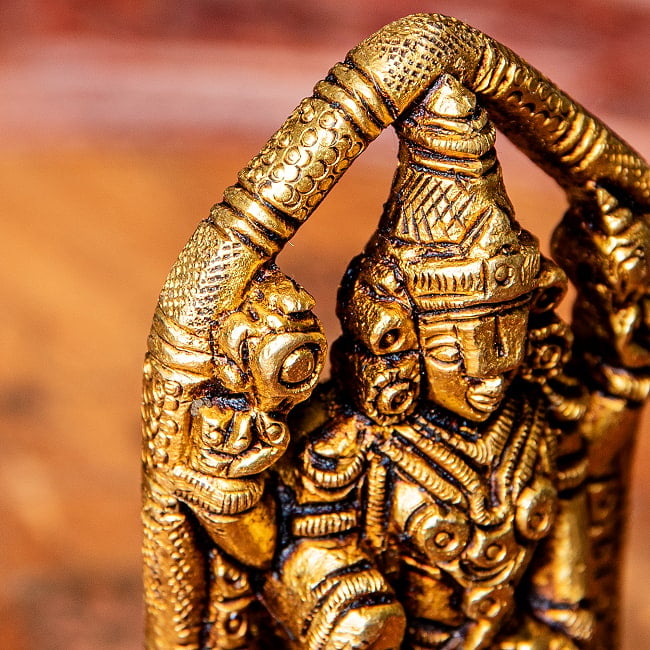 バラジ / ヴェンカテーシュヴァラ ヴィシュヌ神 立像 Balaji /Venkateshvara Vishnu ブラス製 高さ:約10.5cm 7 - 斜め上から見てみました。光背の彫刻が細かく光り輝いています。