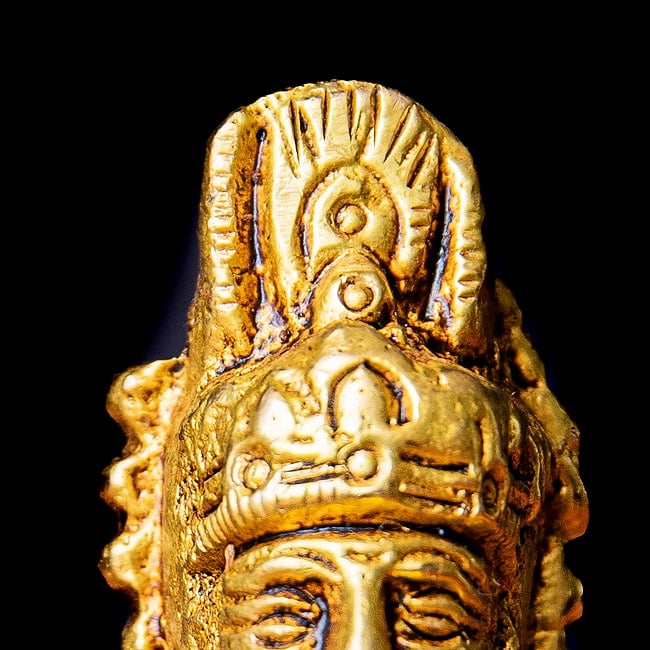 ジュレーラル インダス河の神 Jhule lal ブラス製 高さ:約8.5cm 6 - 天冠には孔雀の羽のデザインがされています