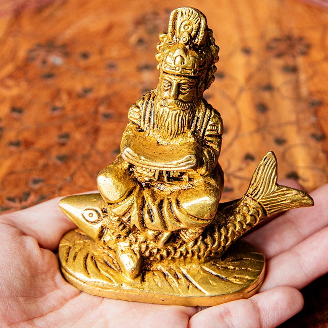 ジュレーラル　インダス河の神　Jhule lal  ブラス製　高さ：約8.5cm 9 - 手に持ってみました。このくらいのサイズ感になります。
