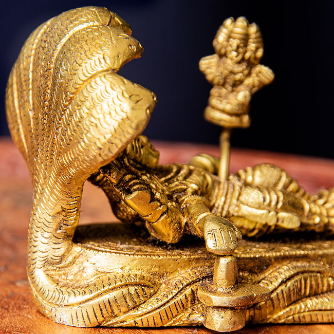 世界創造のヴィシュヌとブラフマー アナンタ竜 ハリ シヴァリンガ Shesha Naga Vishnu ブラス製 高さ:約8cm 10 - 蛇の体が絡み合ってベッドになっています