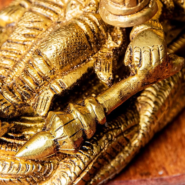 世界創造のヴィシュヌとブラフマー アナンタ竜 ハリ シヴァリンガ Shesha Naga Vishnu ブラス製 高さ:約8cm 11 - ヴィシュヌ神の武器である棍棒です