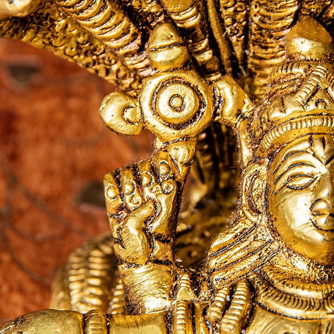 世界創造のヴィシュヌとブラフマー アナンタ竜 ハリ シヴァリンガ Shesha Naga Vishnu ブラス製 高さ:約8cm 12 - ヴィシュヌ神の武器であるチャクラを持っています