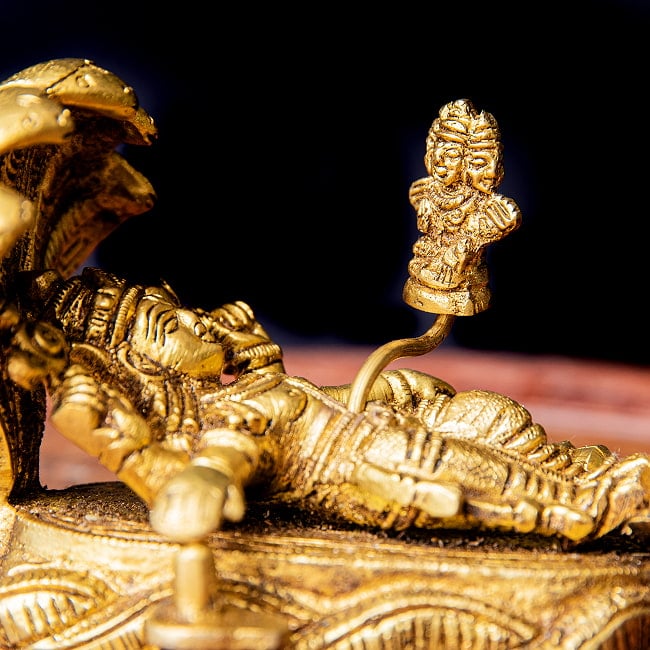 世界創造のヴィシュヌとブラフマー アナンタ竜 ハリ シヴァリンガ Shesha Naga Vishnu ブラス製 高さ:約8cm 5 - 真横から見てみました。三大神が勢揃い。