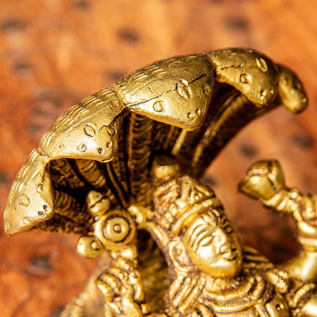 世界創造のヴィシュヌとブラフマー アナンタ竜 ハリ シヴァリンガ Shesha Naga Vishnu ブラス製 高さ:約8cm 8 - ナーガの顔の拡大です