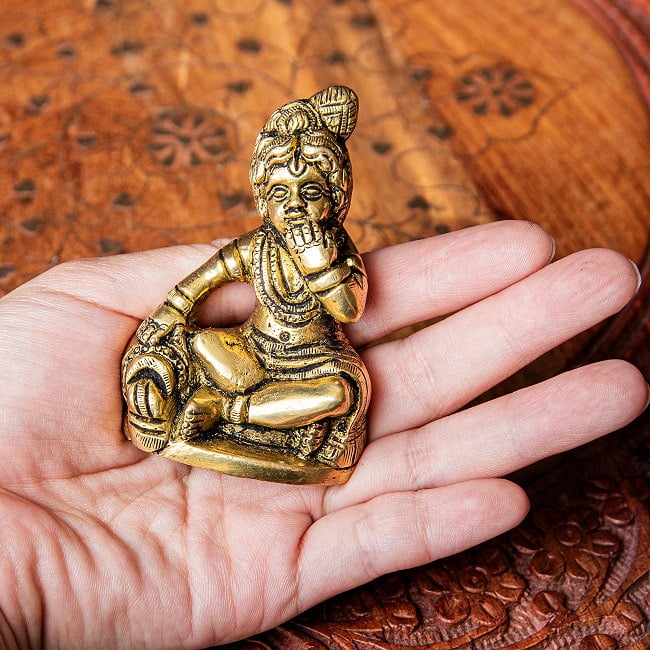 ベイビークリシュナ　幼児のクリシュナ　Baby Krishna ブラス製　高さ：約7cm 9 - 手に持ってみました。このくらいのサイズ感になります